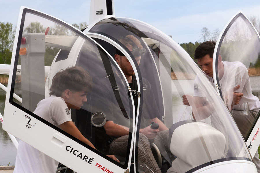 Instructor briefing before take off